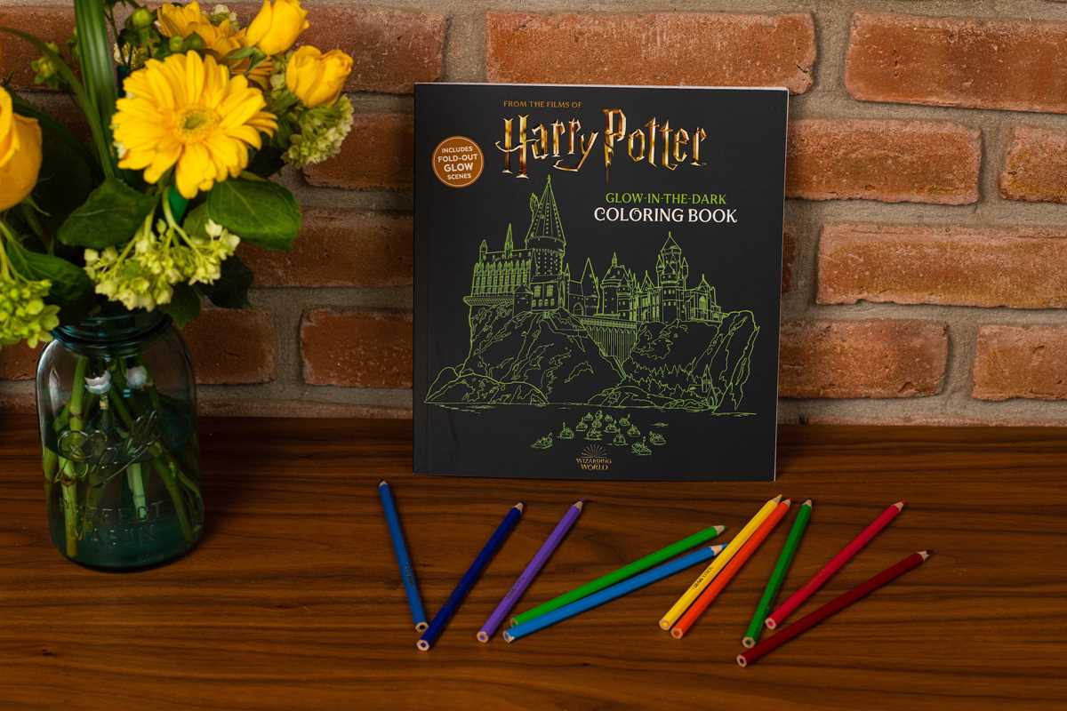 Simon & Schuster - Harry Potter Glow in the Dark Coloring Book by Editors of Thunder Bay Press