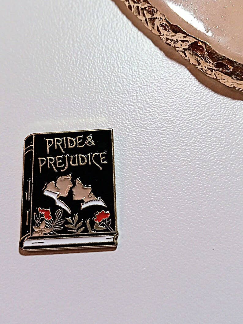 Magnifique Hearts - Pride and Prejudice Book Cover Enamel Pin Literature Lovers