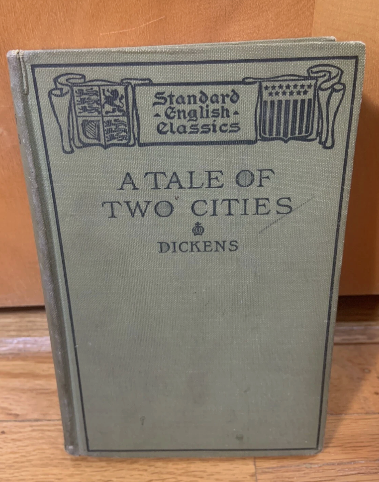 A Tale of Two Cities (Standard English Classics)